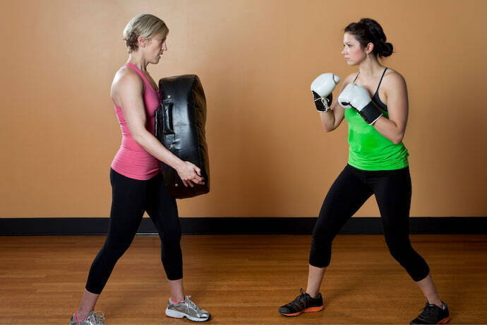 Amigas treinando com luva de boxe.