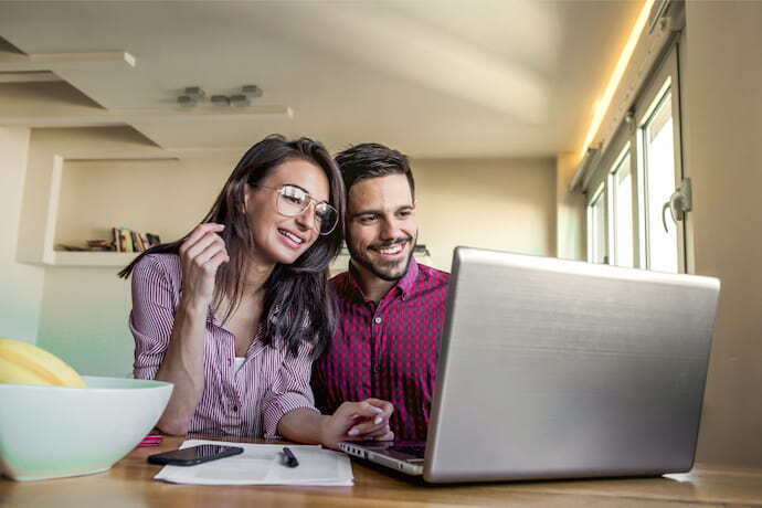 Casal olhando para notebook.