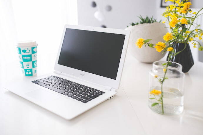 Notebook i5 branco.