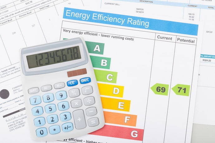 Calculadora ao lado de tabela de consumo de energia