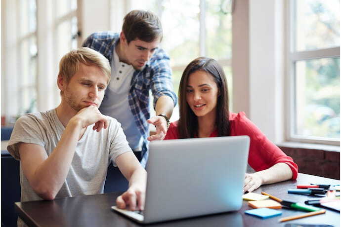 Grupo de amigos com notebook com SSD.