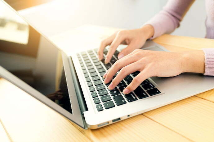 Mulher digitando em notebook com SSD.