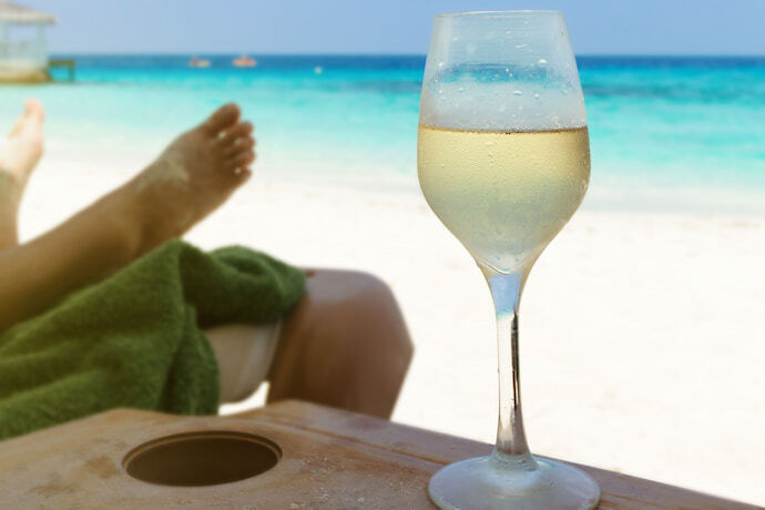 Taça de champagne em praia