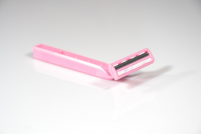 Gillette rosa sobre fundo branco