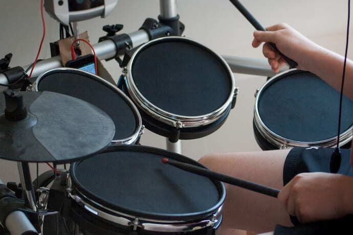 Pessoa tocando Bateria eletrônica.