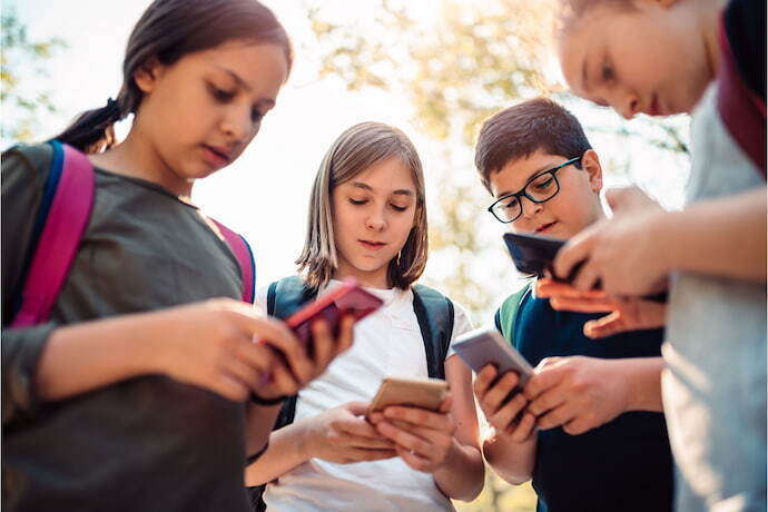 Grupo de crianças usando celulares