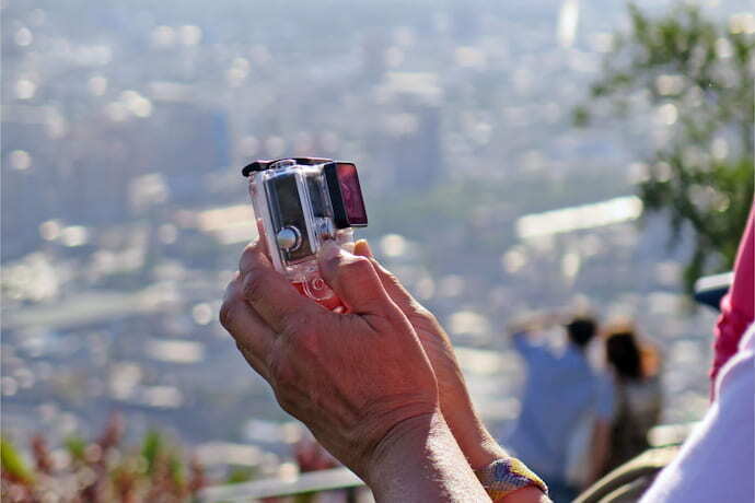 Pessoa com GoPro.