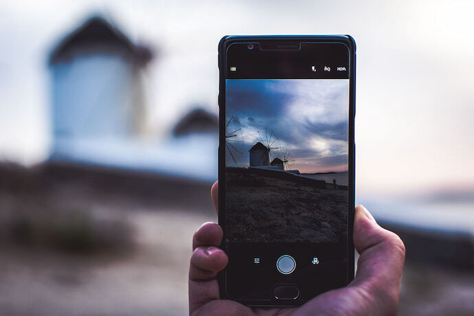 Celular com câmera ligada