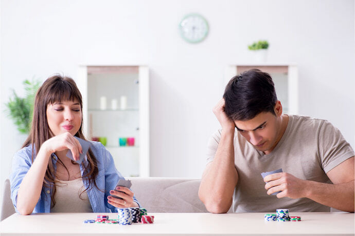 Duas pessoas jogando cartas