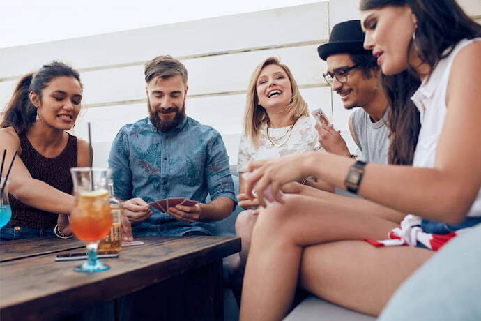 Grupo de pessoas jogando cartas