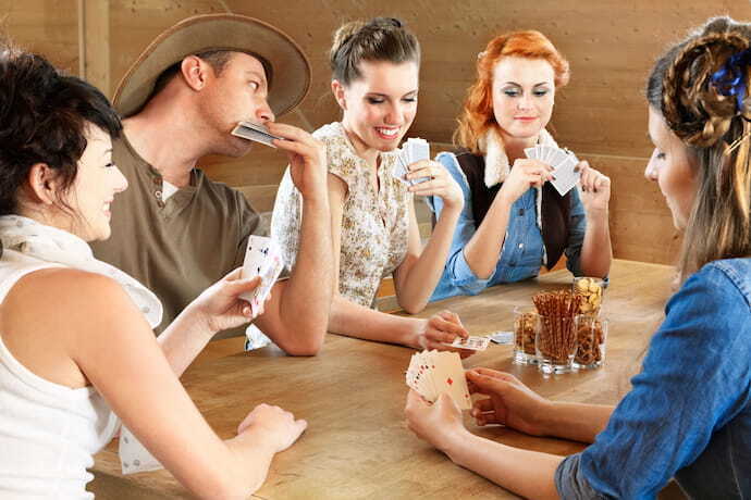 Grupo de pessoas jogando cartas