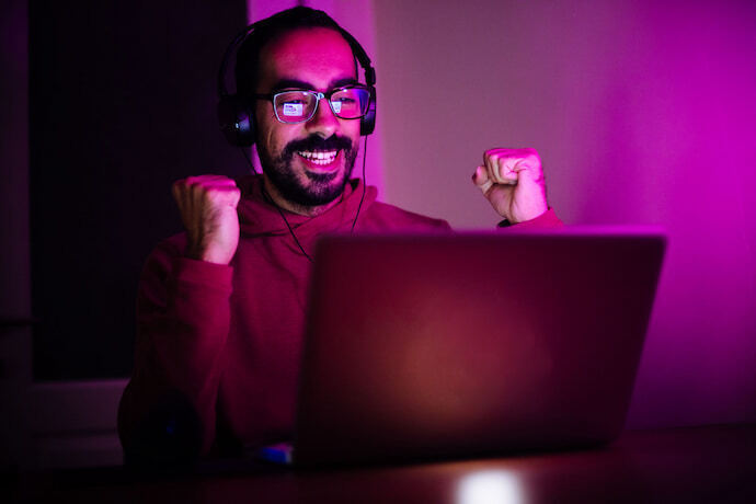 Homem jogando em notebook.