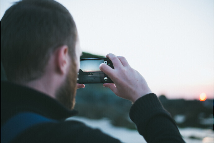 Pessoa filmando vídeos com o celular