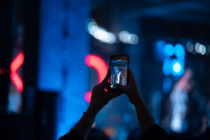 Pessoa filmando vídeos com o celular