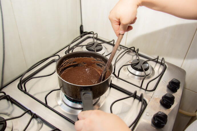 Pessoa fazendo brigadeiro