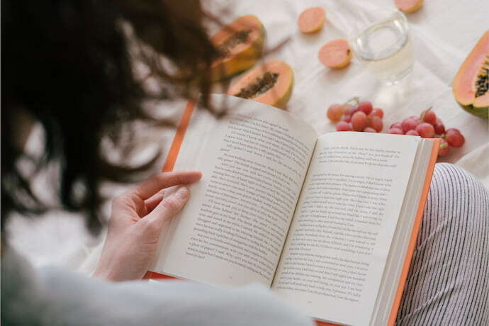 Mulher lendo livro