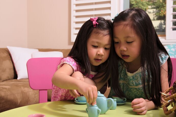 crianças brincando com brinquedos