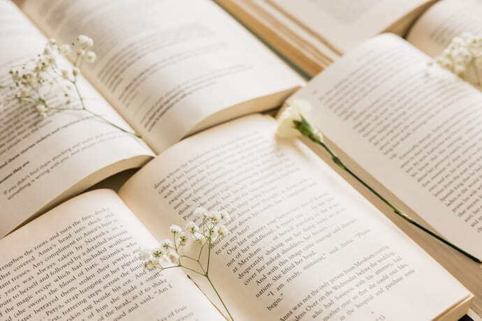 Livro aberto com flores em cima