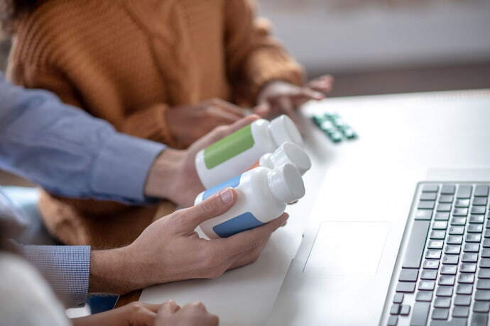 Pai segurando embalagem de vitamina para criança