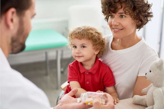 Mãe e criança em médico.