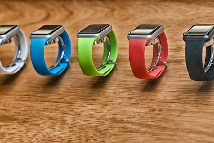 smartwatches de cores diferentes