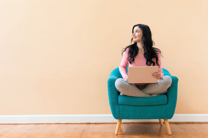 Mulher com notebook para programar.