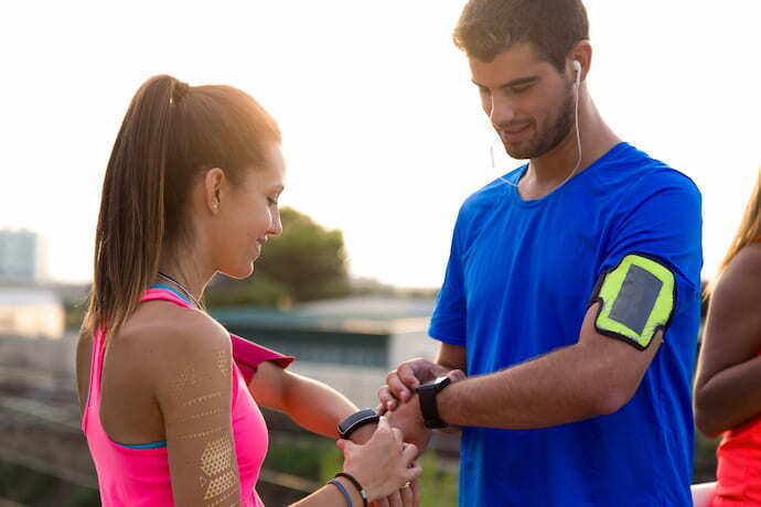 Casal com relógio esportivo