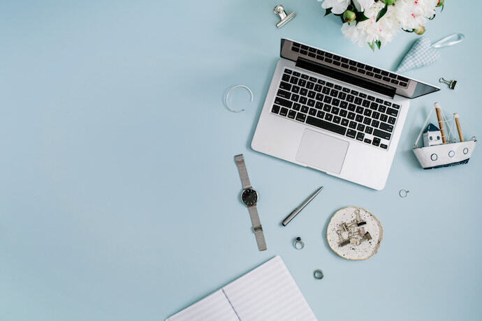 MacBook em fundo azul