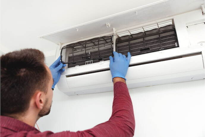 homem instalando o ar-condicionado inverter