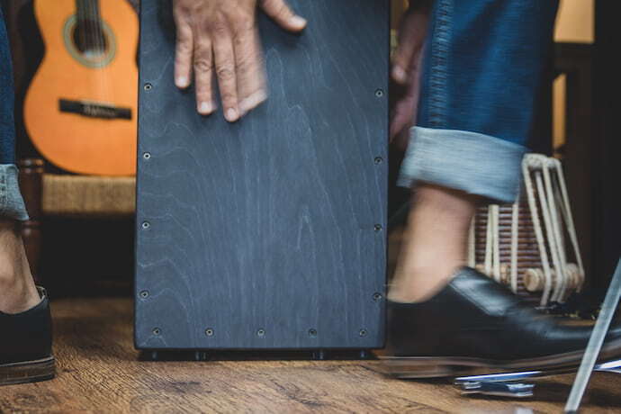 Passoa tocando Cajon preto