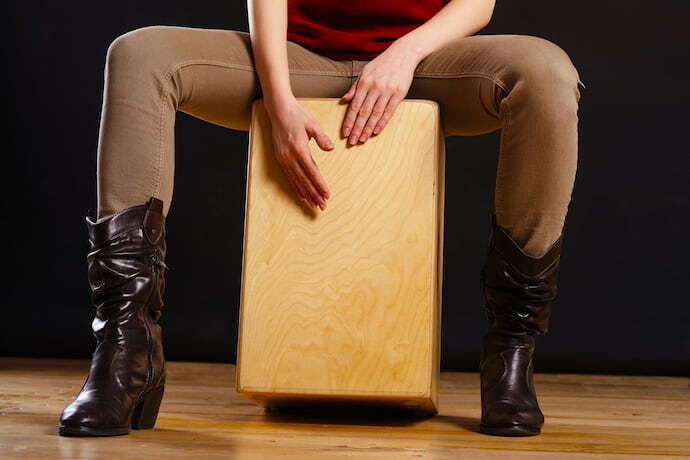 Mulher tocando Cajon