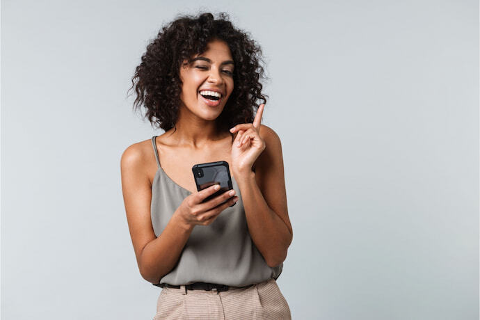 Mulher feliz com Celular Blu