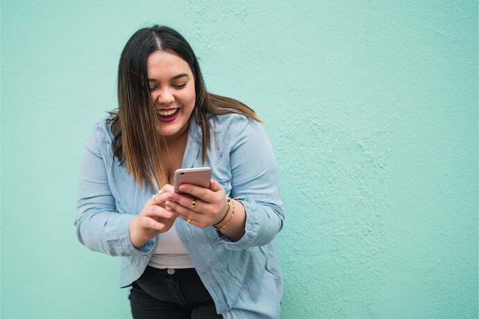 Mulher feliz com Samsung Galaxy