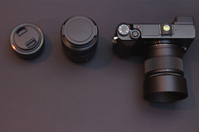 câmera mirrorless e várias lentes