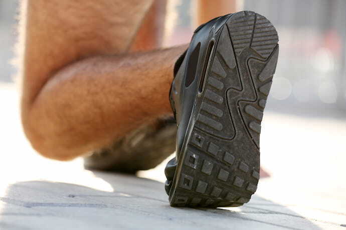 homem se preparando para correr