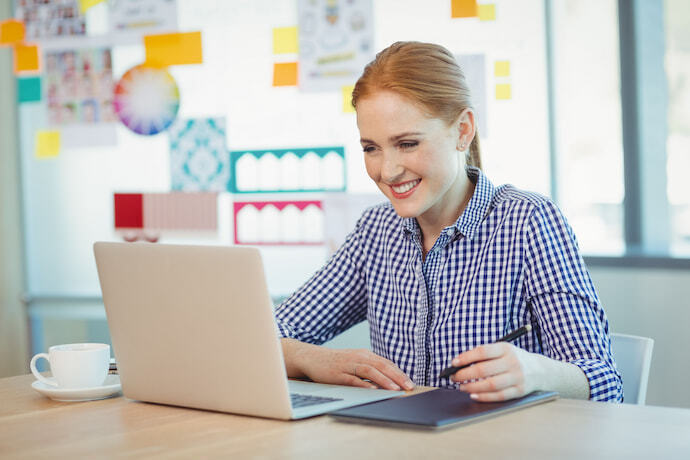 Mulher trabalhando com a mesa digitalizadora