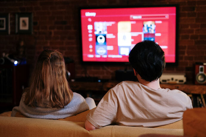 Casal assistindo TV