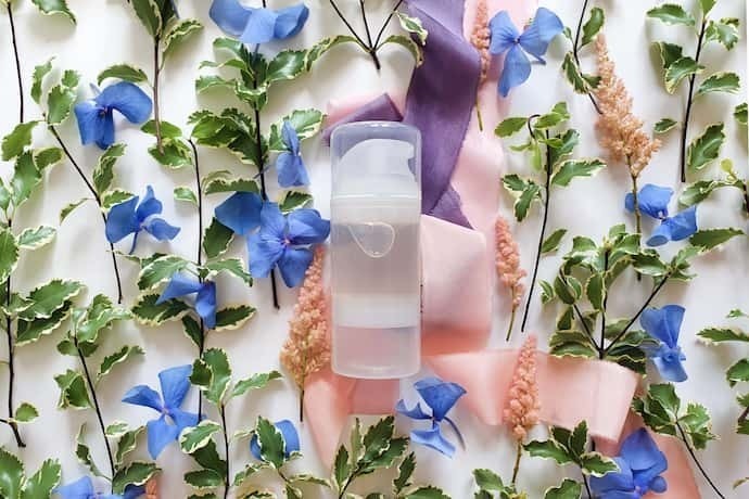 Estimulante feminino em gel em cima de várias flores