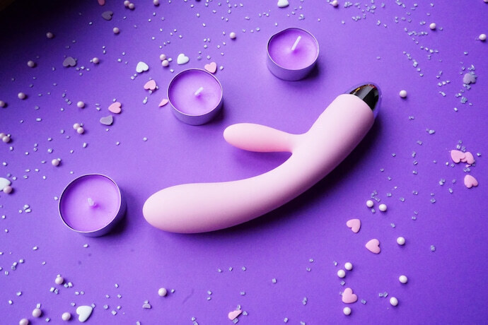 vibrador roxo com velas 