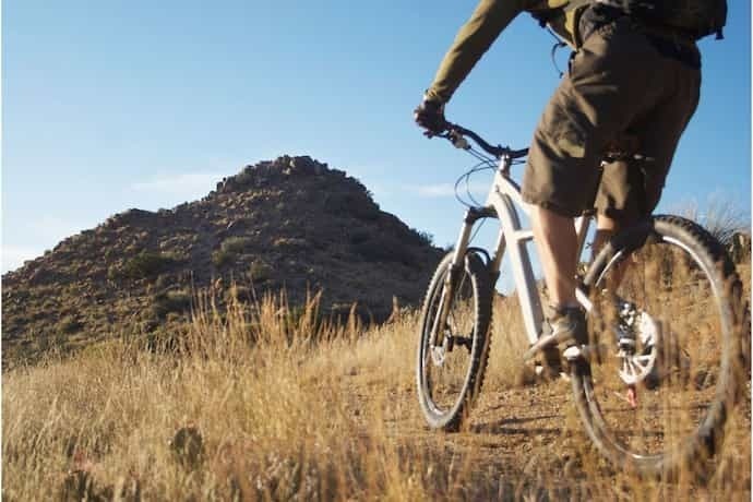 Ciclista indo em direção a montanha