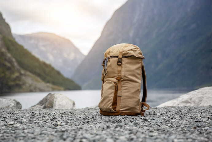 Mochila para viagem em um fundo de paisagem 