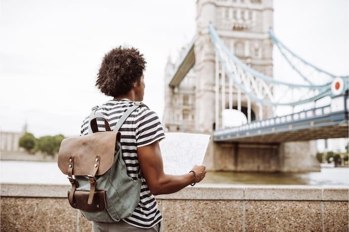 Homem com mochila para viagem e um mapa