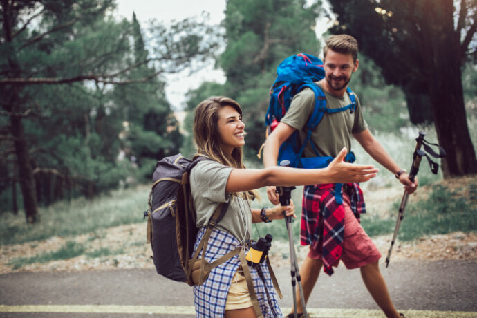 Casal com mochila para viagem 