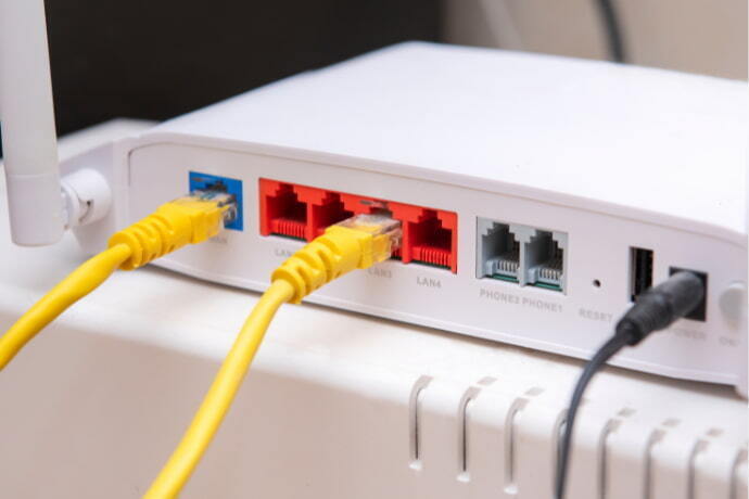 Um roteador com entrada USB e LAN