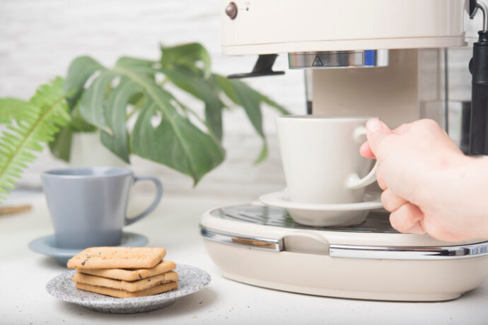 Preparando café na cafeteira