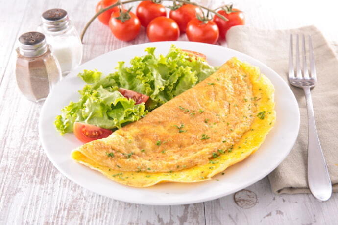 Omelete e salada