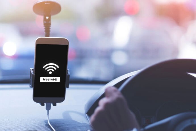 Celular em um suporte com a tela informando "free wi-fi "