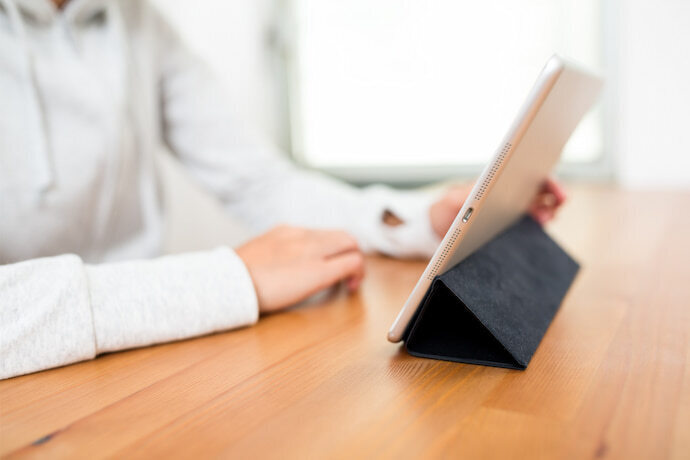 Uma pessoa usando a mesa digitalizadora em uma mesa