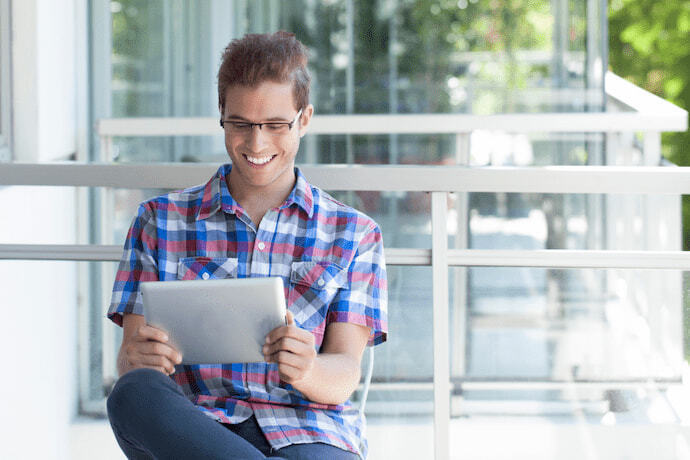 Homem feliz olhando para sua mesa digitalizadora 