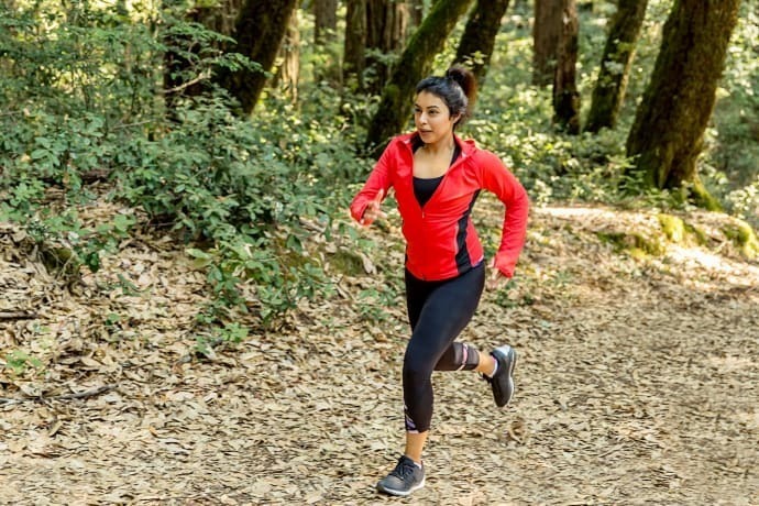 Mulher praticando corrida 